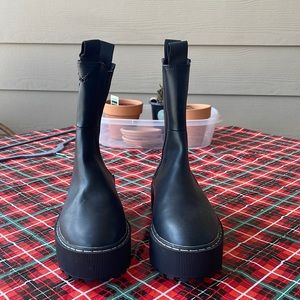 these are H & M boots. size 37 or i think a size 6.